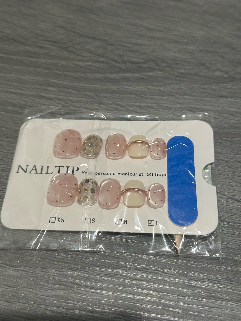 Press-On Nail Set in Pale Pink with Gold Accent